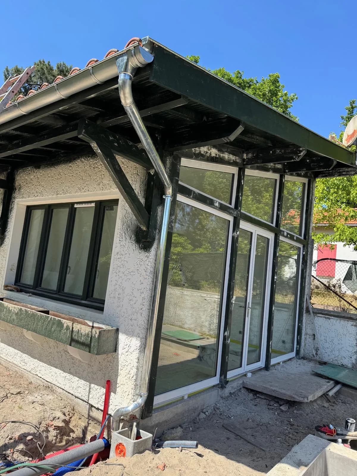 Gouttière et descente en zinc sur l’auvent d’une véranda