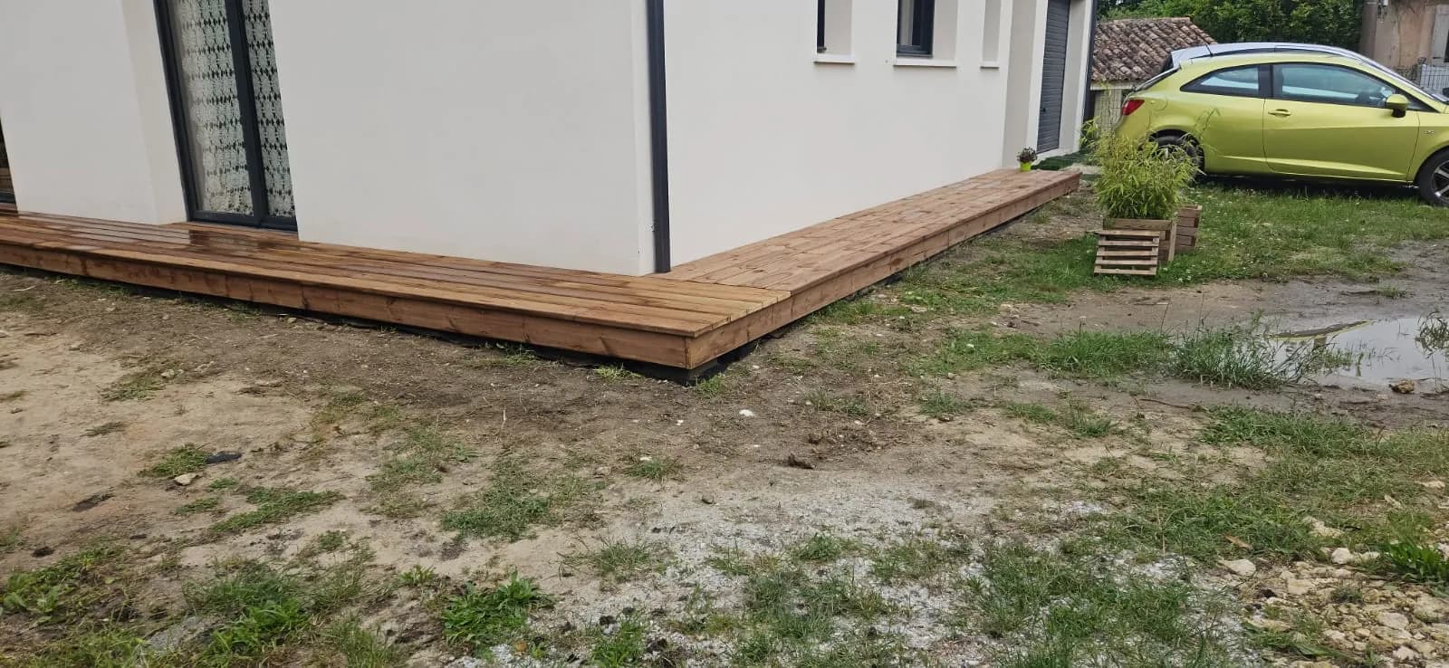 Terrasse en bois en L autour d’une maison