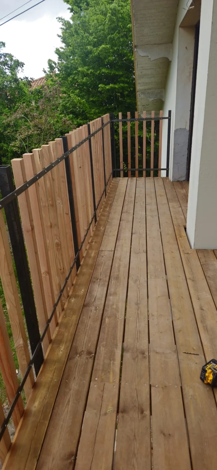 Coursive en bois avec garde-corps à l’étage