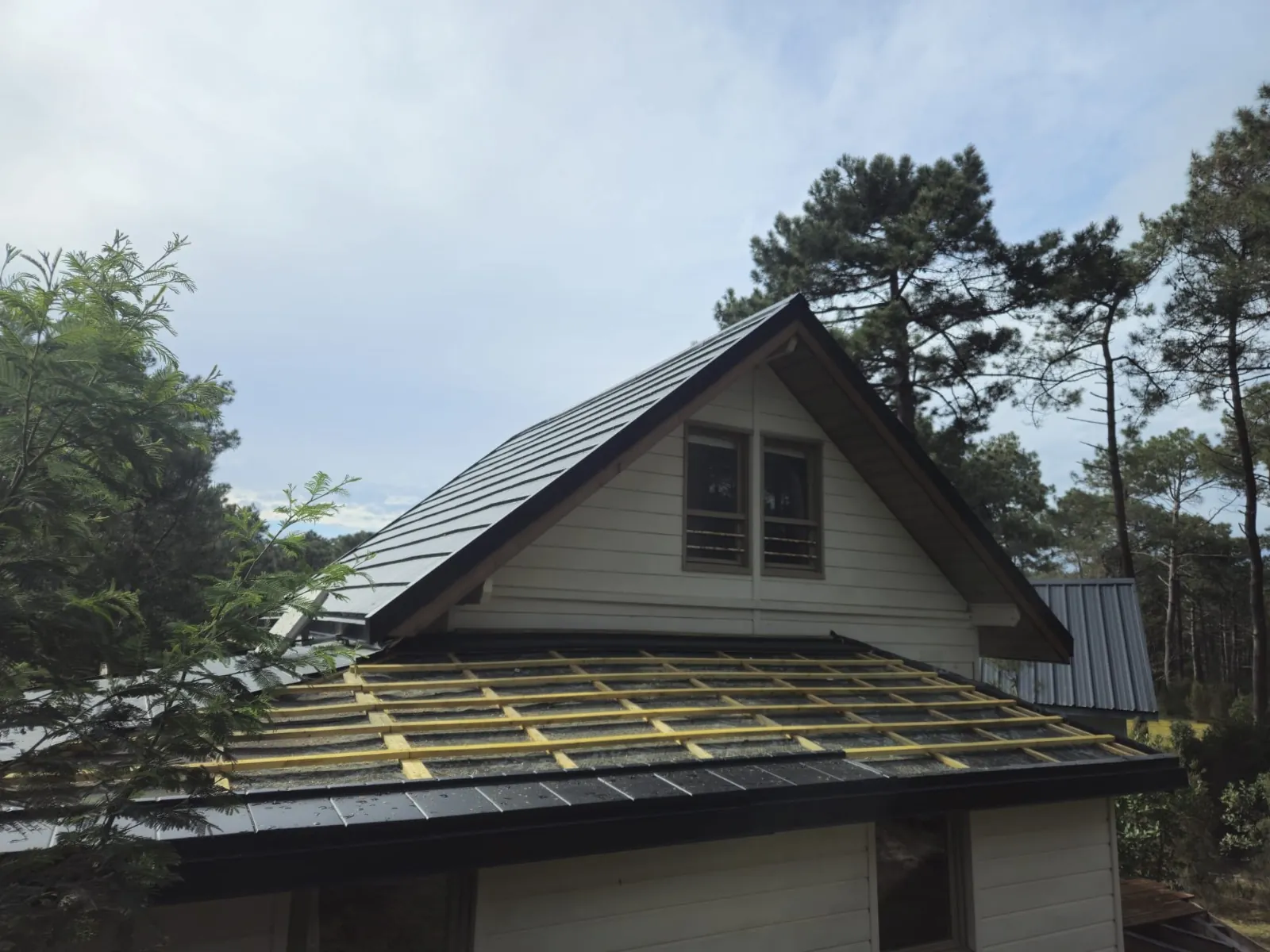 Réfection de toiture en cours sur une maison dans les pins